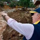 El presidente Juan Manuel Santos contempla los destrozos en Mocoa