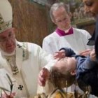 El Papa Francisco bautizando en la Capilla Sixtina