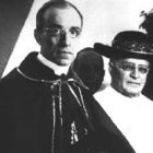 De blanco, el Papa Pío XI, y con él, el cardenal Pacelli, que sería Pío XII
