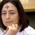 La diputada del Parlamento Escocés Carol Monaghan acudió con su cruz de ceniza a una comisión parlamentaria