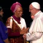 Margarite Barankitse saluda al Papa Francisco en el encuentro ecuménico del Malmö Arena