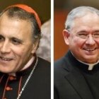 Daniel DiNardo, a la izquierda, y José Gómez, a la derecha, presidente y vicepresidente del episcopado de EEUU, a cargo de 70 millones de fieles