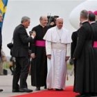 El Papa Francisco al llegar al aeropuerto de Malmö, en Suecia