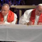 El Papa firma la declaración junto a un representante luterano