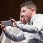 El Papa Francisco con un muchacho que usa el móvil para hacer un selfie