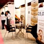 Expositores de vientres de alquiler - un negocio mundial, ilegal en España, que busca más clientes