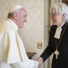 Francisco en una recepción en Roma con la arzobispesa Antje de Uppsala, de la Iglesia de Suecia, luterana