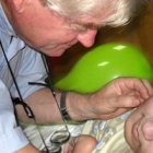 Aldo Trento, junto a un niño con hidrocefalia atendido en uno de sus centros.