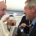 Juan Vicente Boo, el veterano vaticanista de ABC, entrega su libro El Papa de la Alegría a Francisco