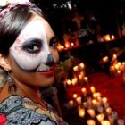 El Día de los Muertos, en México, combina la oración por los muertos con cierto humor hacia la muerte