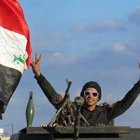 Un soldado celebra la entrada del ejército Iraquí en Mosul