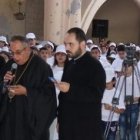 Jean Abdo Arbach, en el centro, reza en la maltrecha catedral de Homs