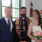 Javier Botella, concejal de Podemos, de cura con estola del Barcelona... no da aspecto serio a su ciudad