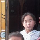 Esperanza Becerra, misionera de la Consolata, con unas niñas en Mongolia