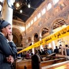 Una religiosa contempla los destrozos en la catedral copta de San Marcos - hubo 25 víctimas mortales y 49 heridos