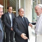 Francisco saluda a los sacerdotes paulinos al llegar a su casa Divino Maestro de Ariccia