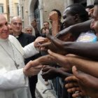 Francisco saluda unos migrantes en Roma