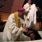 Un obispo francés bautiza una catecúmena por inmersión