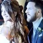 Leo Messi y Antonella Roccuzzo posaron para los medios tras la ceremonia civil.