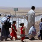 Una familia huye de Qaraqosh