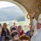 El obispo De Las Heras bendice un pórtico en un pueblo de Mondoñedo
