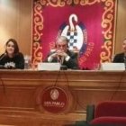 Mayor Oreja, moderador, entre la ministra húngara y la activista francesa
