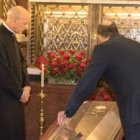 Fernando Ocáriz contempla como se cierra el ataúd de Javier Echevarría