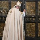 El Papa Francisco, cerrando la Puerta Santa de San Pedro