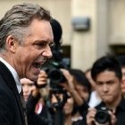 El profesor Jordan Peterson, durante una intervención en la calle a favor de la libertad de expresión, amenazada por la dictadura de género.