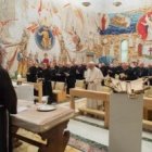 Raniero Cantalamessa, ante el Papa, en su predicación de adviento sobre el Espíritu Santo