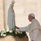 Francisco ya ha venerado en el Vaticano la imagen peregrina de Fátima.