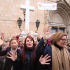 Los vecinos de Callosa protegen la cruz junto a la que se casan y bautizan de la grúa del ayuntamiento