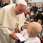 El Papa tiene especial cariño por los niños enfermos y cada vez que puede acude a visitarlos