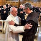 Francisco abrazó al padre Michelini con unas efusivas palabras sobre su dirección espiritual de los ejercicios.