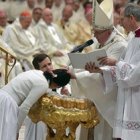 Durante la Vigilia Pascual el Papa también bautiza a varios adultos