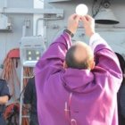 El padre Gatón celebraba la misa todos los días en la cubierta de la Fragata siempre que el tiempo lo permitía