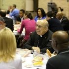 Un obispo come unos bocadillos con unos asistentes al CatholicConvo