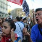 Un agresivo manifestante anticlerical grita a una peregrina en la JMJ de Madrid 2011