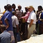 El sacerdote español ve impotente como la gente va muriendo ante la escasez de productos que abundan en Occidente