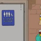 Homer Simpson, ante unos baños transexuales en la Universidad de Yale.