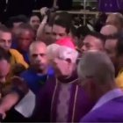 El cardenal Urosa abandona el altar escoltado por jóvenes católicos