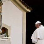 El papa Francisco rezando ante la Virgen de Fátima