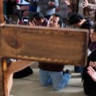 En la oración carismática se ora con todo el cuerpo, se alzan las manos, se arrodilla uno, se llora, se emociona...