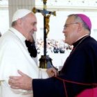 El arzobispo de Filadelfia, Charles Chaput con el Papa Francisco