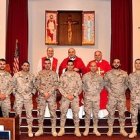 Los siete nuevos confirmados, junto con el vicario de Defensa, Francisco Javier de la Vega, que administró el sacramento.