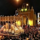 Momento de la salida de la Esperanza Macarena en la madrugada del Viernes Santo.