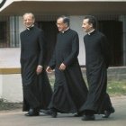 Imagen de 1974 en la que se ve de izquierda a derecha al beato Álvaro del Portillo, san Josemaría y Javier Echevarría