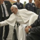 El Papa saluda a una niña que se saltó los controles de seguridad