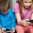 La adicción de los jóvenes a los dispositivos móviles se está convirtiendo en uno de los principales problemas de las familias