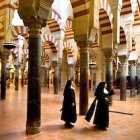 La catedral y antigua mezquita de Córdoba se construyó sobre las ruinas y con materiales de la basílica de San Vicente, derribada por Abderramán I.